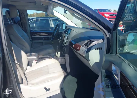 2010 Chrysler Town & Country Touring Plus из США, поврежденный, VIN 2A4RR8D15AR386818